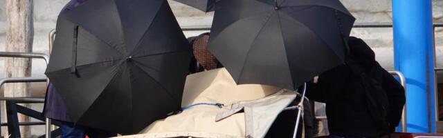 Madona krila lice iza 3 kišobrana, ali smo ipak videli kako izgleda bez šminke: Pevačica iznenadila fanove izdanjem