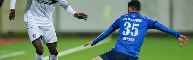 Jeziva scena u Lučanima: Fudbaler Mladosti neopreznim startom umalo slomio nogu igraču Partizana (VIDEO)