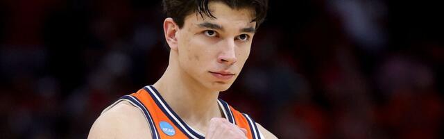 "Martovskim ludilom" diriguju Srbin i Crnogorac! Ponosni Peđa gledao, Andrej Stojaković i Mirković vodili Ilinois do pobede /VIDEO/