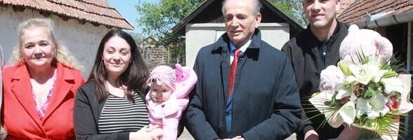 KRKOBABIĆ U ČOKI: Dirljiv susret sa Katarinom, Dejanom i devetomesečnom Nađom! "Ostojićevo – to su i Srbi i Poljaci i Mađari i Romi"