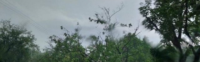 Mislili smo da će voda odneti sve pred sobom! Molili smo Boga da što pre prođe oblak! Snažno nevreme napravilo haos u Topoli!