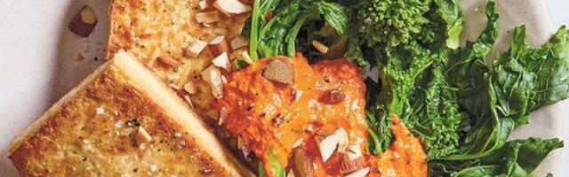 Hrskavi komadi tofu sira sa brokolijem i romesco sosom
