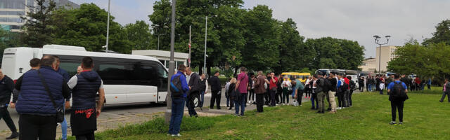 SNS: Za dolazak na miting uzeli i minibus vrtića