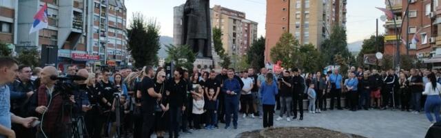 Srpsko Kosovo tuguje za ubijenom braćom: Ljudi se okupili u Mitrovici, Leposaviću i Zubinom potoku da odaju počast!