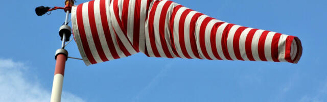 Vlasti pozvale stanovnike koji imaju ispod 50 kilograma da ne izlaze napolje zbog olujnog vetra