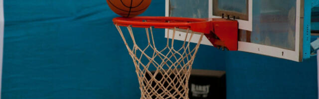 KOŠARKAŠKI SVET OVO JOŠ NIJE VIDEO! Centar Njujork Niksa zbog jednog poteza postao predmet ismejavanja (VIDEO)