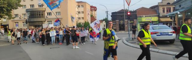 Studenti u Leskovcu večeras poručili: Raspiši izbore, kukavice