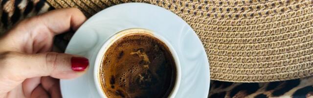 Zaboravite na šećer i mleko: Tajna savršene kafe je u sastojku koji svi imamo u kuhinji, a ubija gorčinu