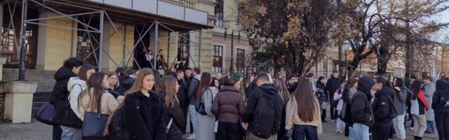 Mi ne zaboravljamo i ne praštamo: U Kragujevcu 16 minuta tišine u spomen na žrtve novosadske tragedije