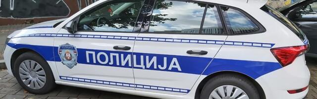 Maloletnik (16) divljao: Pretio pištoljem, razbijao prozore, vređao policajce...