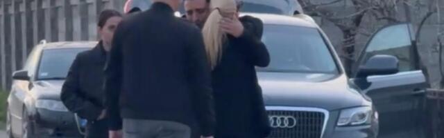 DARKO LAZIĆ PLAČE KAO KIŠA I GRLI ILDU ŠAULIĆ! Pevačica došla sa suprugom da isprati Dragana na večni počinak: U Brestaču tuga sve veća (VIDEO)