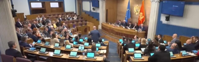Crnogorska skupština odbila srpsku trobojku