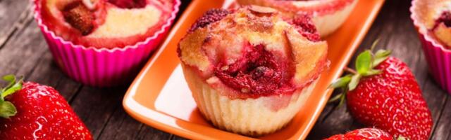 Mekani, sočni i puni voća: Recept za najbolje mafine sa jagodama, a mikser vam ne treba