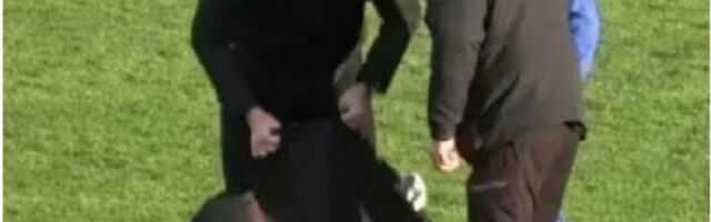 Navijač legao na teren, čovek u crnom ga ŠČEPAO: Skandal u srpskom fudbalu (VIDEO)