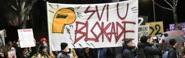 DRŽE ČAS ETIKE: Maturanti Devete beogradske gimnazije celu smenu stoje u dvorištu