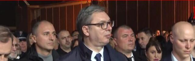 OVO JE SLIKA DVE SRBIJE Dok jedna uživa na blokadi u Nemanjinoj, druga tuguje u Batajnici za žrtvama NATO agresije! (VIDEO)
