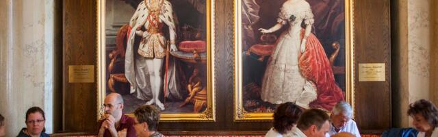 Kad je Srpkinja videla njegovu tetovažu tokom sastanka u Beču, pozelenela je od šoka: Uprkos tome, zbog šarma je...