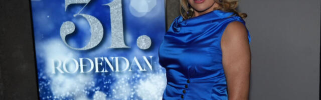 SUZANA MANČIĆ ukrala šou: Prošetala trendi suknju kao tinejdžerka, a svi se zapanje kad saznaju njene godine! (GALERIJA)