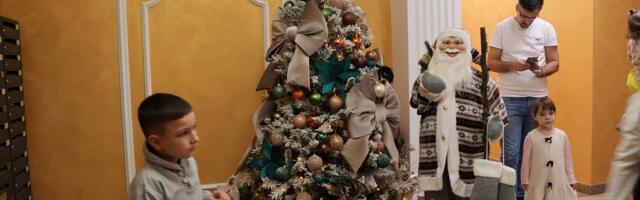 Ovo je najlepše okićena zgrada u Čačku: Uz slogu i trud komšija prelepo zasijala višespratnica