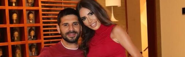 Mitrović joj drži ruku na: Fudbaler sa suprugom i decom slavio Novu godinu, Kristina grmela u crvenoj haljini