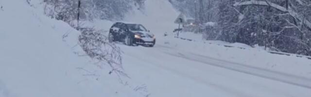 Sneg paralisao Prijepolje, za manje od dva sata palo 20 cm (VIDEO)