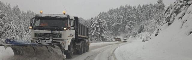 Mećava na Zlatiboru: Zabrana za šlepere i dalje na snazi - Putarima ovo otežava posao (FOTO)