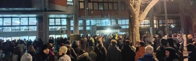 Profesor Atila Dudaš napustio predavanje nakon što su studenti koji protestuju ušli u amfiteatar (VIDEO)