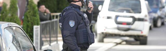 DRAMA NA VOŽDOVCU! Vozio naoružan do zuba i pretio ljudima pištoljem! Policija traga za muškarcem, evo o kome je reč