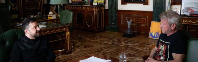 Šon Pen dobio „Oskara“ napravljenog od oštećenog ukrajinskog železničkog vagona nakon sastanka sa Zelenskim