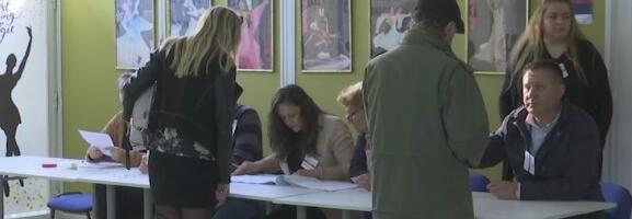 Održavaju se lokalni izbori u jednom gradu i 9 opština: Skoro 250.000 građana danas bira 360 odbornika