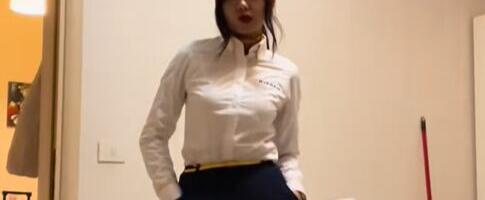 Stjuardesa pokazala šta nosi ispod uniforme, ljudi pali u trans: "Kako to možeš?" (video)