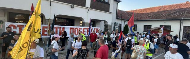 Studenti koji pešače do Kraljeva stigli u Knić (VIDEO)