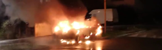 Zapalili vojna vozila, bacali vatromet na policiju, palili školu! (VIDEO/FOTO)