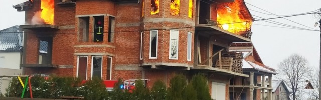 Filmskom brzinom izgorela kuća u naselju Slavka Zlatanovića (FOTO, VIDEO)