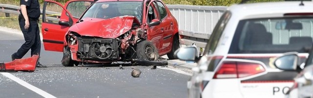 Jedna osoba poginula u direktnom sudaru dva vozila kod Sarajeva
