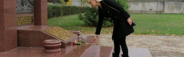 Obeležen Dan oslobođenja Niša! Anom Grozdanović položila cveće na Spomenik stradali sovjetskim vojnicima!