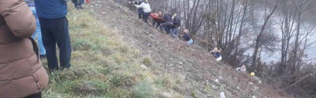 DRAMA KOD PRIJEPOLJA! Kolima upao u Lim, vatrogasci ga jedva izvukli