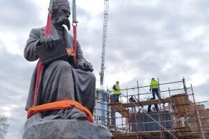 Обновљени Вуков споменик враћен на постамент