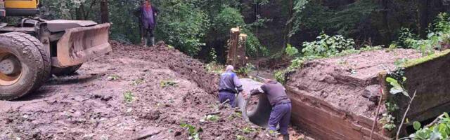 Stabilizuje se situacija u Čačku, saniraju se posledice poplave u selima (FOTO)