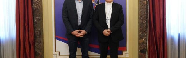 Okršaji ispred gradske skupštine - a gde je bio Šapić za to vreme? (FOTO)