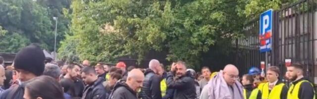 Blokirana sva četiri ulaza u sud u Novom Sadu: Interventna policija stigla oko 5.30h (VIDEO)