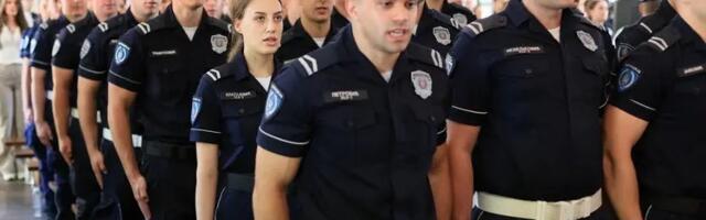 Dan MUP-a u Kragujevcu: 77 novih policijskih službenika i 12 novih vatrogasaca-spasilaca položilo zakletvu (FOTO)