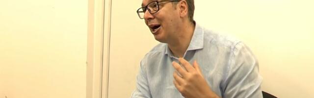 "Ne vidim na blizinu" Vučić iz SNS na Paliluli: Doneo rakiju, prisetio se povrede, citirao Trampa... (FOTO)