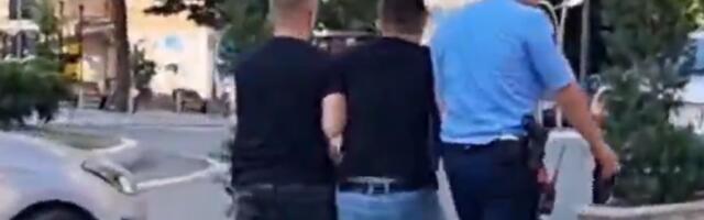 SRCE DA PREPUKNE! Kurtijevi policajci razlupali kuću malim Kasalovićima, ONI JE LEPE TRAKOM! (VIDEO)