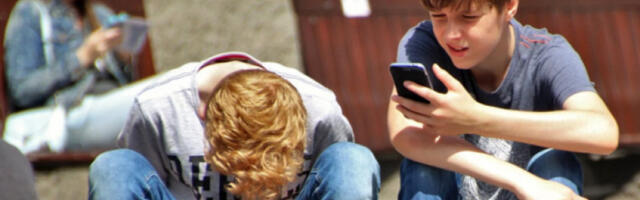 Мобилни телефони код деце изазизвају поремећаје спавања, гојазност и стрес