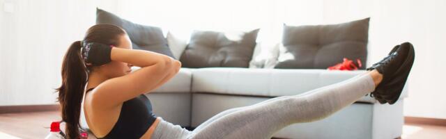 Oblikujte struk bez odlaska u teretanu: 4 vežbe koje možete da radite i dok ležite i gledate omiljenu seriju