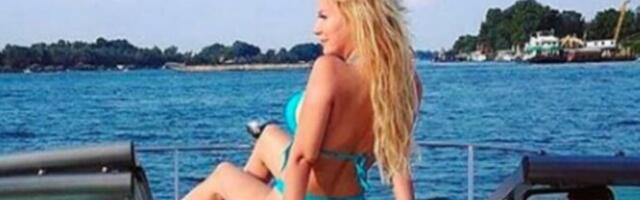 SRBI JE SMATRALI ZA SMERNU ŽENU, A ONDA SU OSVANULE FOTKE.. Ivana (48) gola ko od majke rođena - nije za maloletne