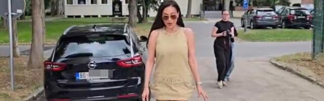 Ceca u miniću, pokazala brutalnu figuru: Crvene, mrežaste čarape istakle njene vitke noge, izgleda brutalno