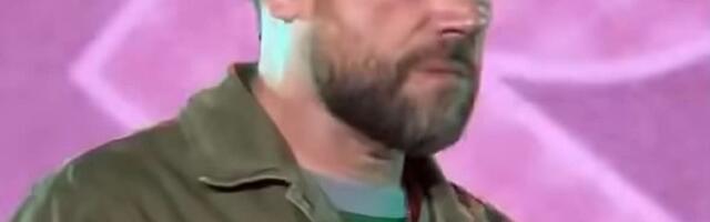 VIDEO: Frontmen benda Gorillaz sa bedžom "Studenti pobeđuju" na nastupu