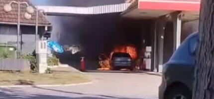 DRAMA NA PUMPI KOD NOVOG SADA! Automobil se pretvorio u buktinju, prolaznici u poslednjem trenutku izvukli majku i dete iz zapaljenog vozila! (VIDEO)